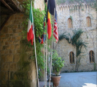 castello-esterno-bandiere