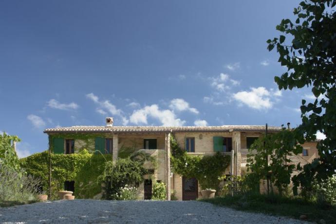 Agriturismo costruito su pietra a Jesi