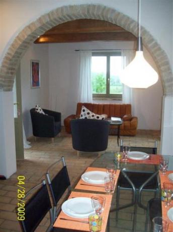 Ingresso zona soggiorno adiacente alla cucina