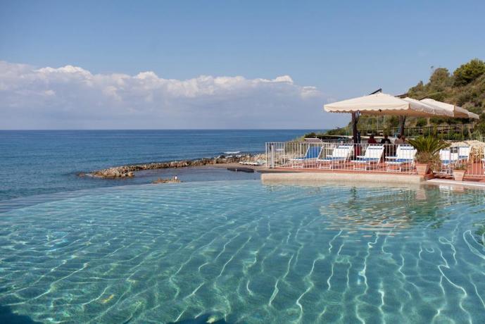 Piscina esterna con solarium Ristorante Palinuro
