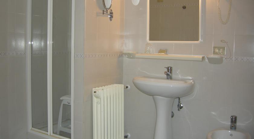 Bagno con doccia in Hotel sul Gran Sasso 