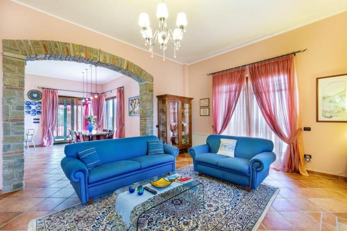 Appartamento-vacanza con sala e soggiorno con divani Laureana-Cilento