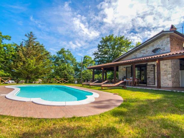 Casa vacanze San Lupo piscina e lettini  