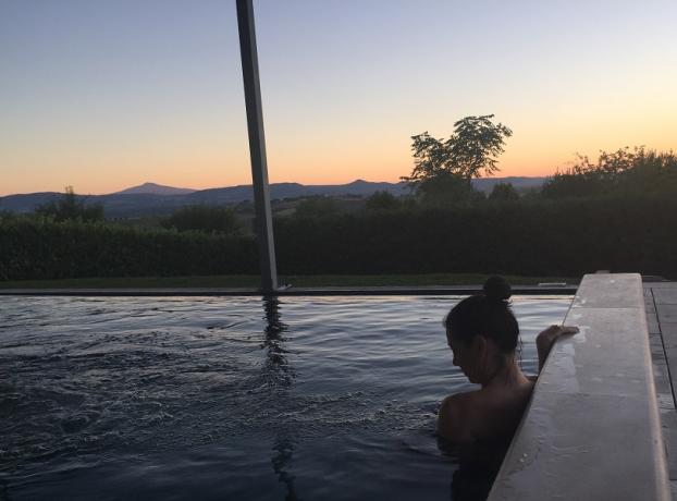 Piscina Coperta, Centro Benessere con Idromassaggio, Ristorante Romantico, Tra Umbria e Toscana ideale per il Tuo weekend Romantico.