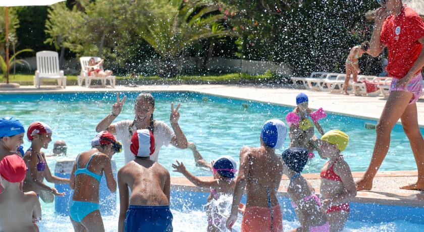 Villaggio con piscina e parco giochi per bambini 