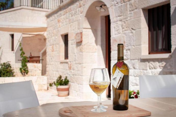 Aperitivo in trullo pugliese, Albergo diffuso