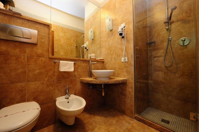 Bagno in camera con doccia Hotel ad Assisi 