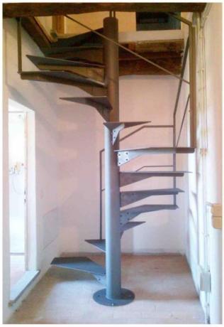 scala chiocciola in ferro verniciato