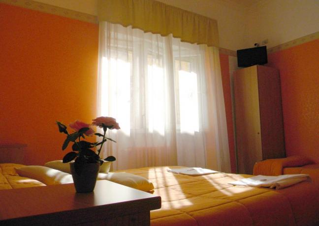 Camera matrimoniale con finestra panoramica B&B Puglia