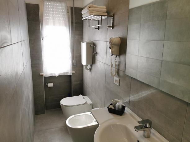 Bagno privato camera-comfort phon asciugamani Igea Marina