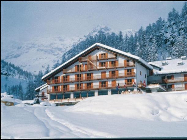 Dormire in Camere vicino alla Funivia Stafal-Sant’Anna e a 450 metri dalla Cabinovia Stafal-Gabiet e vicino al Comprensorio Sciistico Monterosa Ski