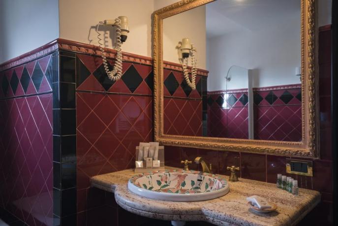 Bagno con kit completo, elegante hotel, Salerno
