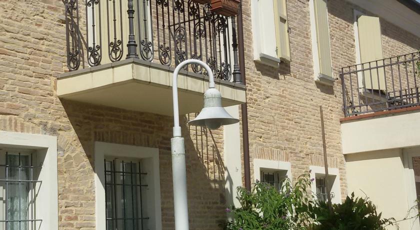 balconi delle camere al piano primo hotel