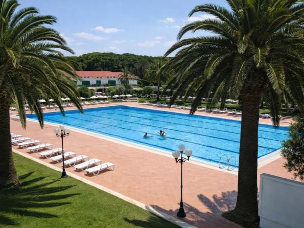 Lastminute Calabria Villaggio con piscina immerso nel verde