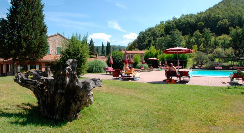 piscina esterna con giardino 