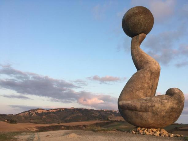 Scultura Equanimity simbolo della forza interiore  