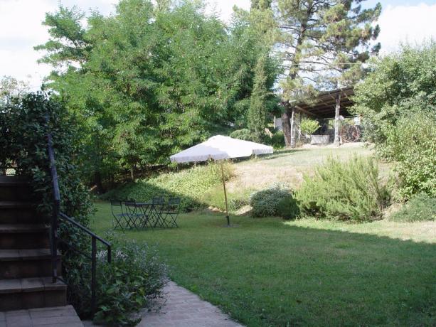 Agriturismo a Umbertide con giardino e ombrelloni 