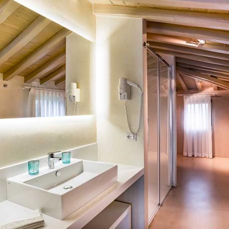 Bagno suite jacuzzi con idromassaggio