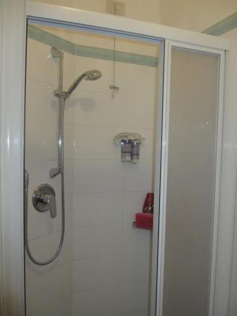 Bagno privato con box doccia albergo a Bibione