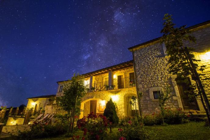 Agriturismo in pietra di notte 