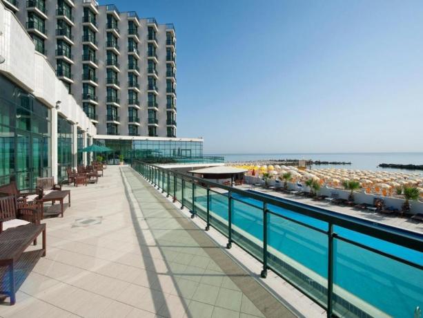 Hotel 4 stelle con piscina fronte mare