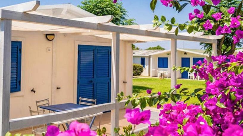 Villaggio con spazi verdi e fioriti