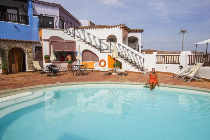 piscina con bar  a baja sardinia 