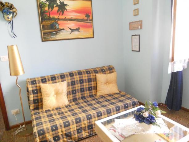 Soggiorno con divano B&B vicino Val di Chiana