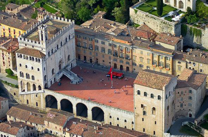 Nel Centro Storico di Gubbio vicino Monte Cucco albergo 4 stelle con Suite, Verande, Giardino pensile, WiFi, Animali Ammessi ideale escursioni, bici, trekking, equitazione