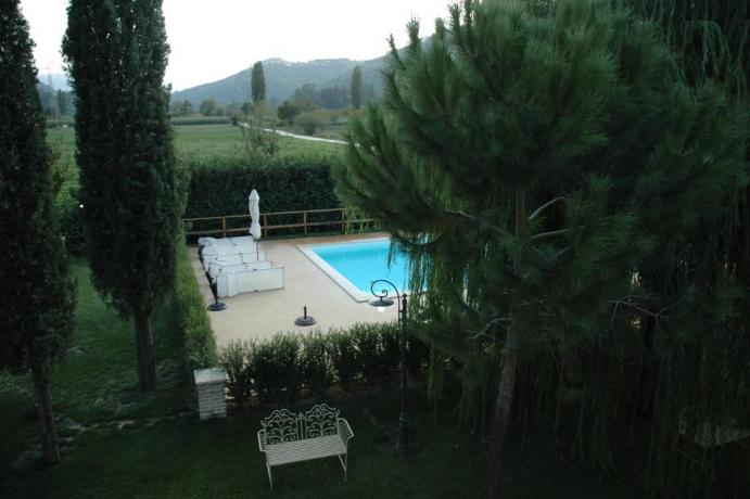 Scorcio piscina agriturismo vicino al Lago di Piediluco 