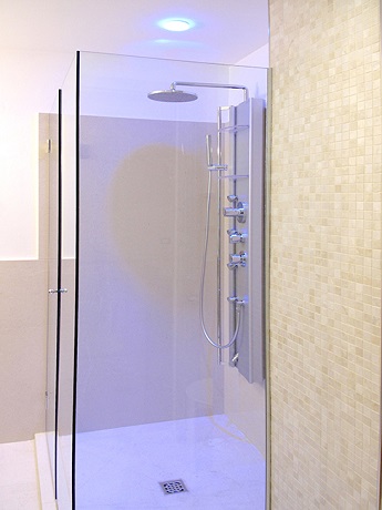 Arredamento moderno e Bagno privato in camera