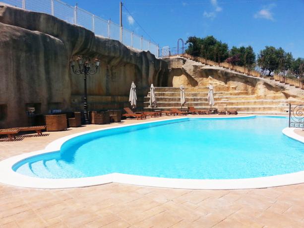 Hotel ad Alcamo, piscina esterna con lettini 