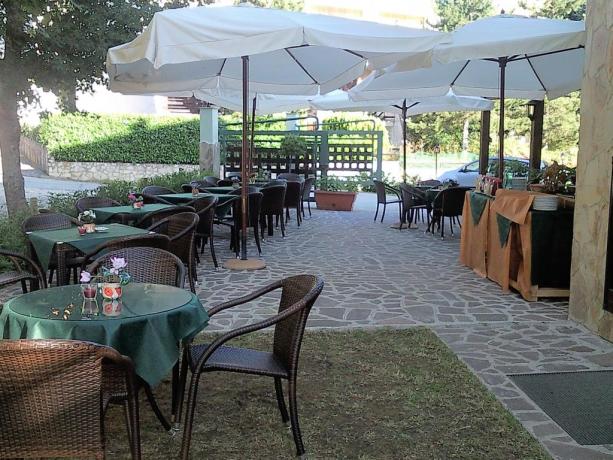 Sala colazione esterna hotel nel Parco Nazionale d'Abruzzo 