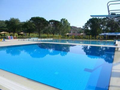 Piscina per adulti con trampolini per tutti 