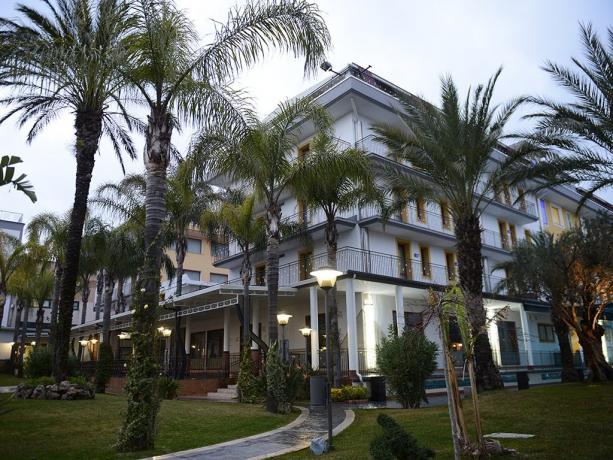Hotel 4stelle camere suite coppie famiglie lavoro Battipaglia