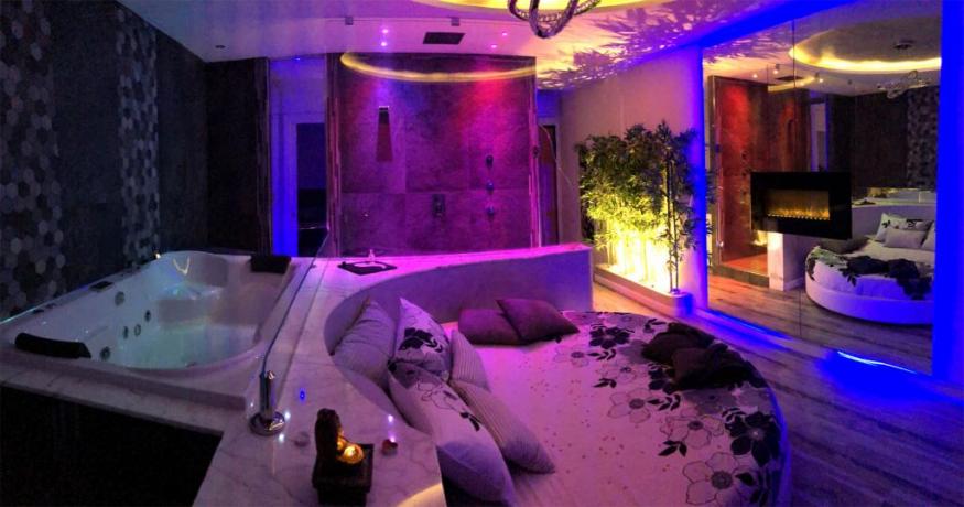 Notte da Sogno: Suite con SPA privata, Vasca Idromassaggio 2 Posti, Caminetto, Doccia con Cascata Cervicale, Idrogetti e Cromoterapia con Bonus Vacanze Accettato