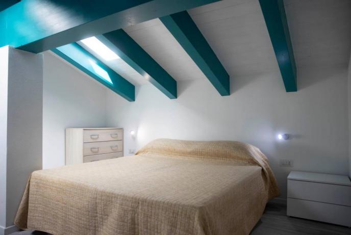 Appartamento-vacanze mansardato 2-4persone vicino Costa Paradiso