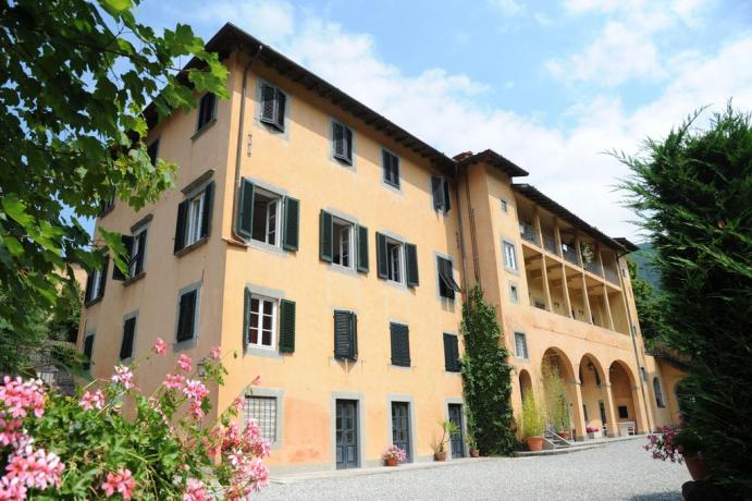 Esterno Hotel con Grande Giardino e Parcheggio 