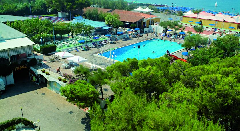 Villaggio con più di 40.000 mq e piscina 