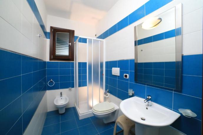 Bagno privato con doccia stile mediterraneo Porto-cesareo 