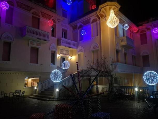 Hotel illuminato con luce di Natale 