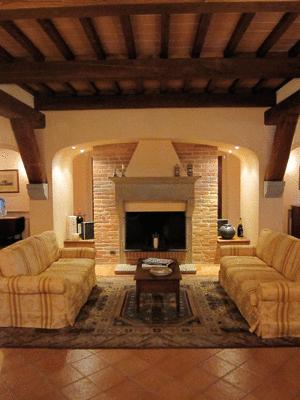 Albergo Lago Trasimeno, ampio salone con caminetto