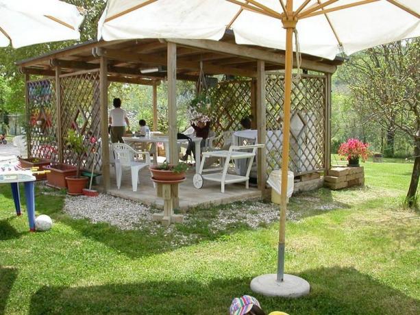 Villa per famiglie a Macerata con gazebo esterno 