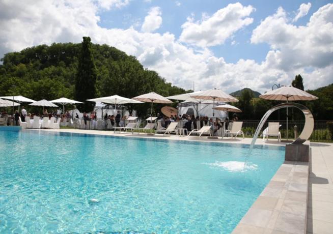 Piscina esterna con cascata cervicale: Hotel Cascia 