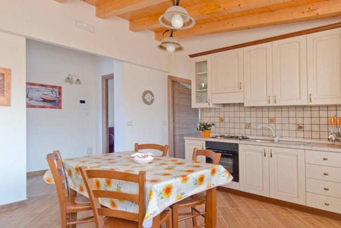 Ampia cucina in casa vacanze per famiglie sull'etna 