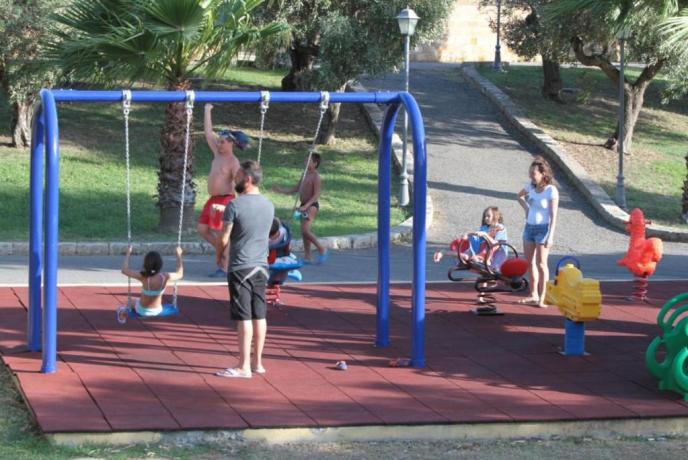 Area giochi bambini nel villaggio 