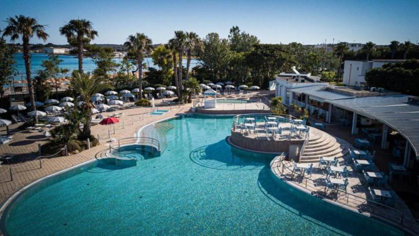 Grande Piscina in Villaggio fronte mare