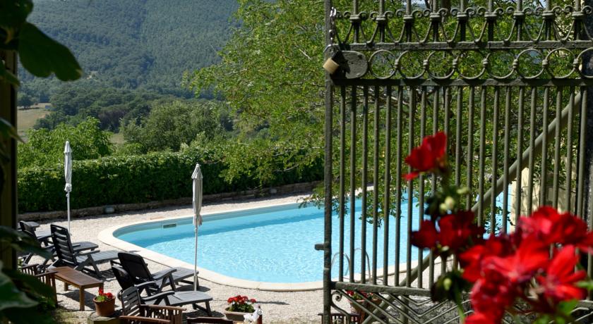 Suggestivo scorcio della piscina e paesaggio