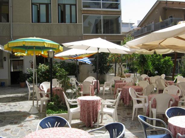 Cortile con Tavoli Hotel in Abruzzo 