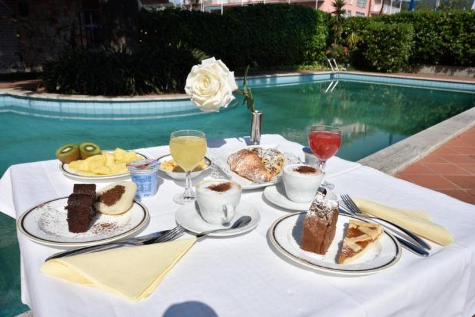 Colazione-in-piscina-Hotel-3-stelle-San-Bartolomeo-mare-Liguria 